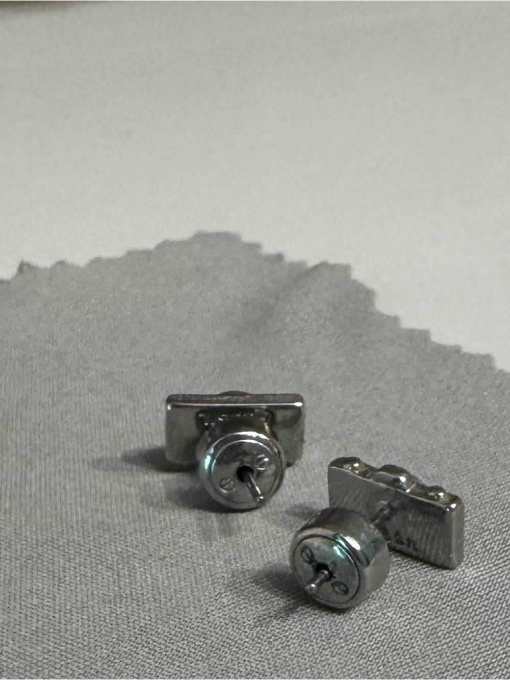 Fossil camera stud earrings - Picture 2 of 3
